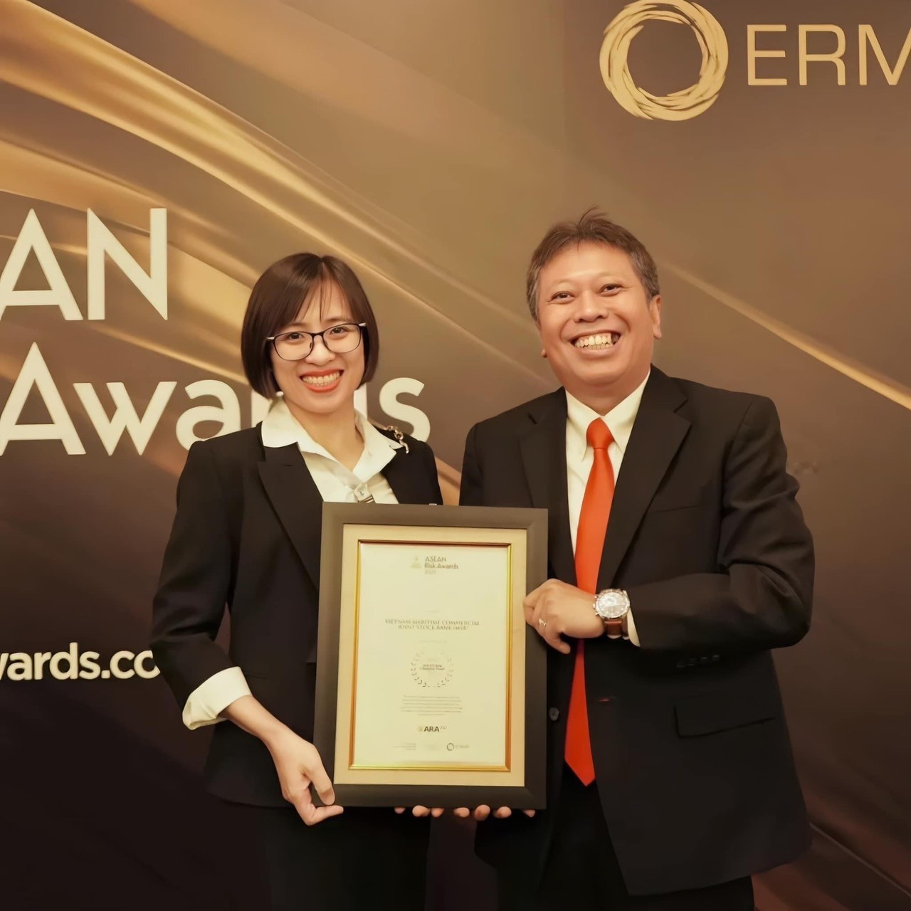 ba-le-cam-thuy-giam-doc-khoi-quan-ly-rui-ro-msb-nhan-giai-thu-ong-tai-singapore-8506.jpg