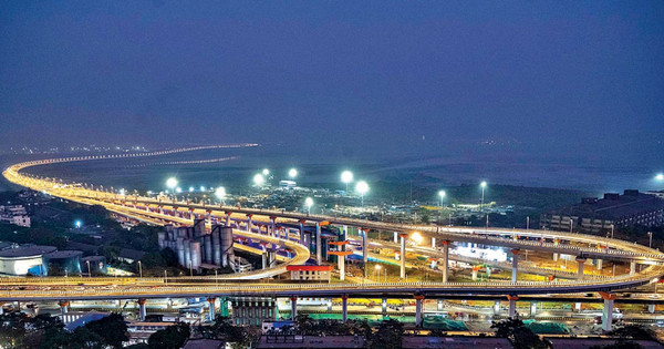 7 năm sau ngày đặt viên ngạch đầu tiên, siêu cầu kỷ lục ở quốc gia đông dân nhất thế giới được khánh thành, như con rồng khổng lồ lượn giữa đại dương