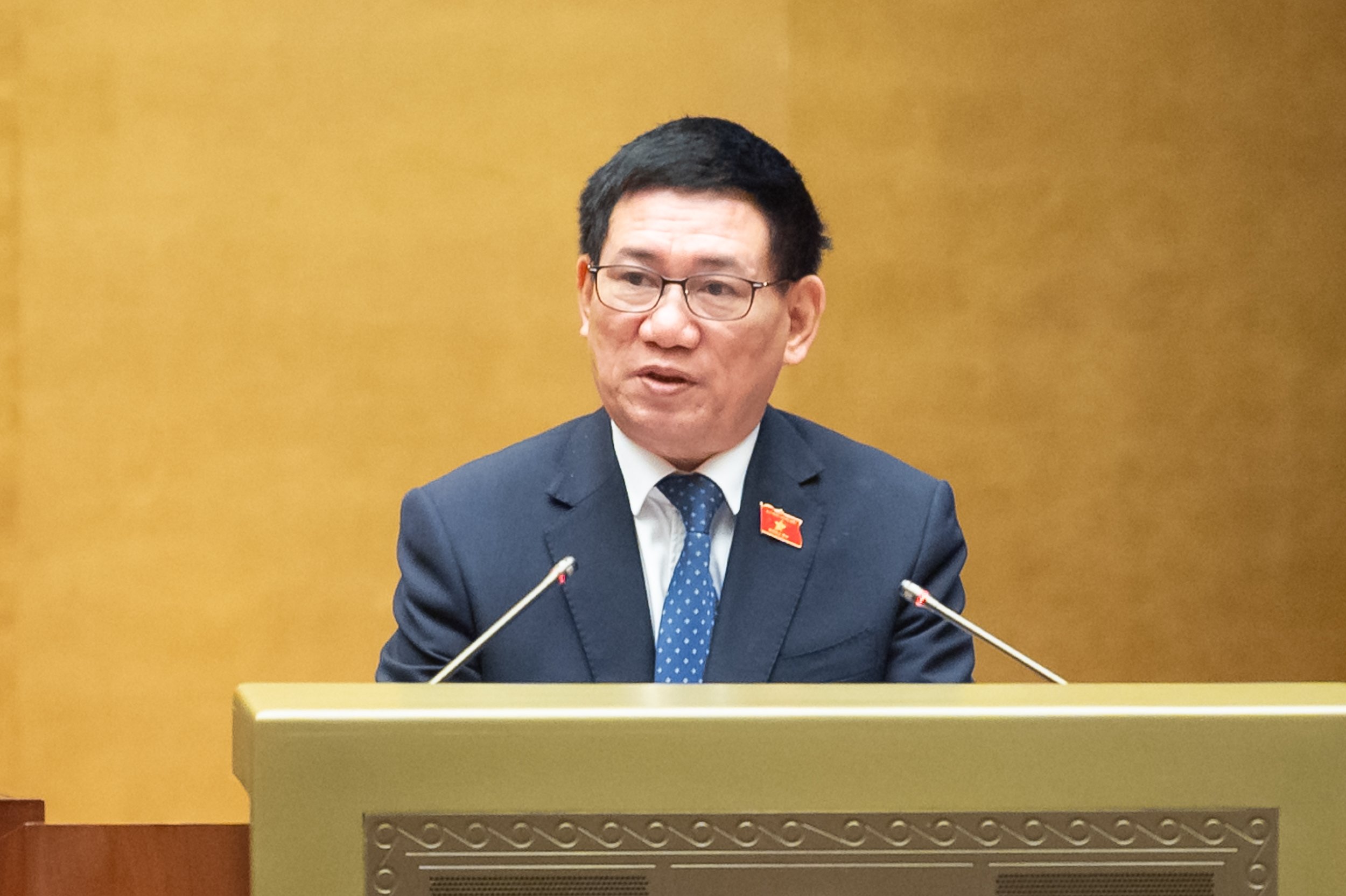 Bộ trưởng Bộ Tài chính Hồ Đức Phớc trình bày Tờ trình về việc bổ sung Kế hoạch đầu tư công trung hạn vốn ngân sách trung ương giai đoạn 2021-2025 từ nguồn dự phòng chung - Ảnh: Quốc hội