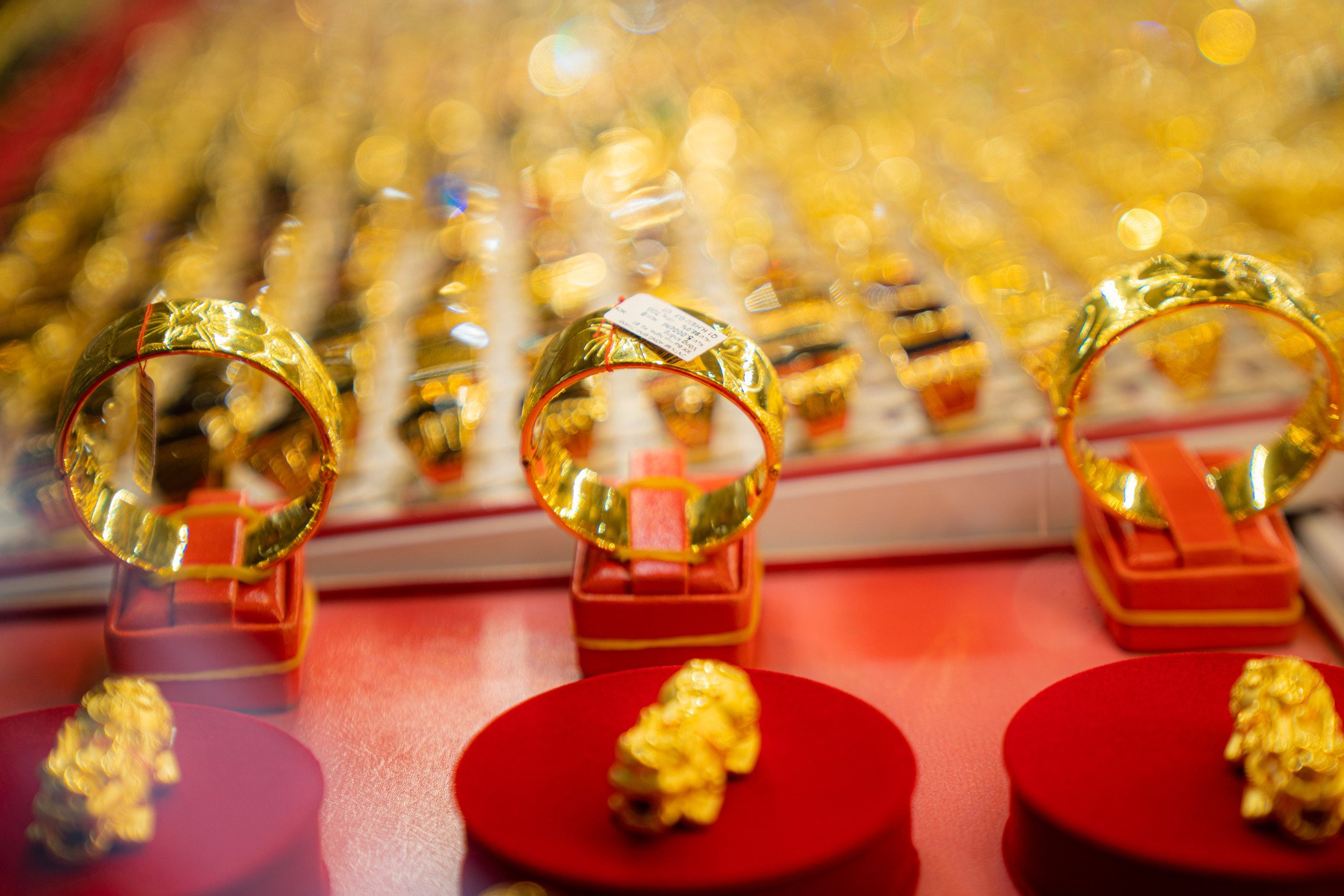 Giá vàng SJC tiếp tục giảm mạnh.