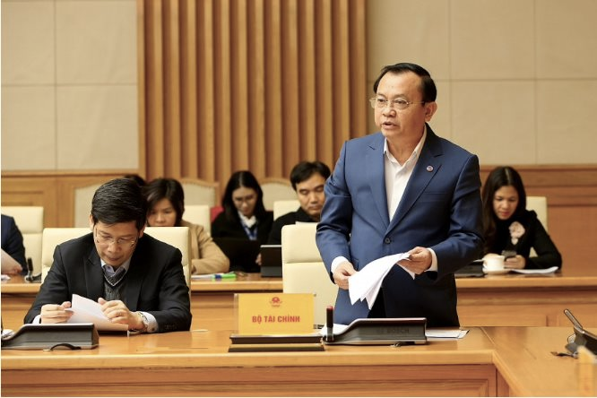 Thứ trưởng Bộ Tài chính Lê Tấn Cận báo cáo về công tác điều hành giá. (Ảnh: BTC)