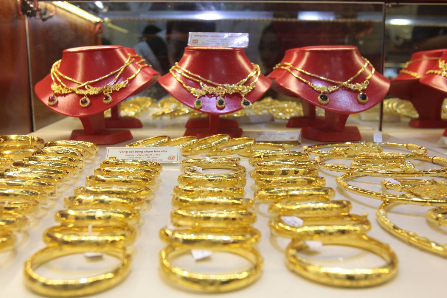 Giá vàng SJC tiếp tục giảm theo đà thế giới.