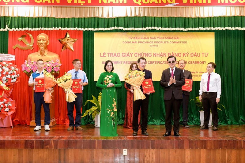 Ông Nguyễn Hồng Lĩnh, Bí thư Tỉnh ủy Đồng Nai và Bà Nguyễn Thị Hoàng, Phó Chủ tịch UBND tỉnh Đồng Nai trao giấy chứng nhận đầu tư cho ông Trương Hoàng Phương, Giám đốc Nhà máy Nestlé Trị An