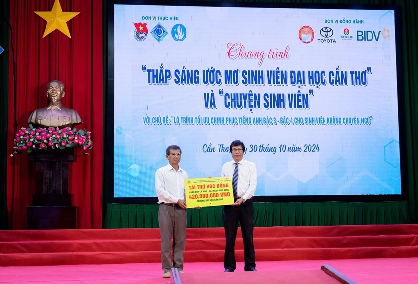 Phân bón Cà Mau trao 60 suất học bổng giá trị 420 triệu đồng cho sinh viên Đại học Cần Thơ