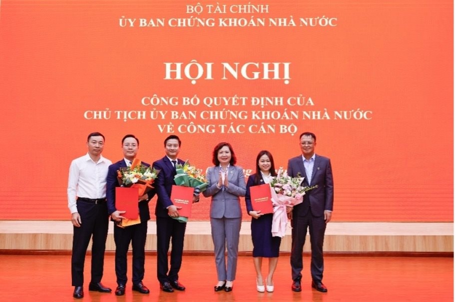 Ủy ban Chứng khoán Nhà nước công bố, trao quyết định bổ nhiệm nhân sự lãnh đạo cấp vụ trưởng