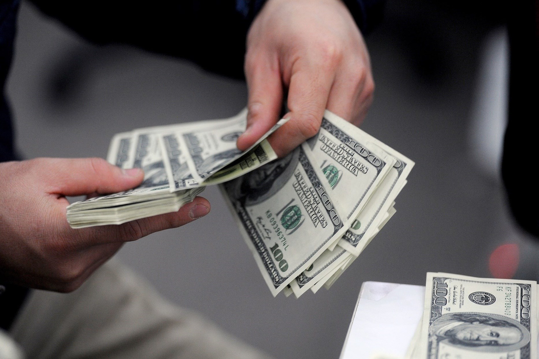 Tỷ giá giảm mạnh, giá vàng đi lên.