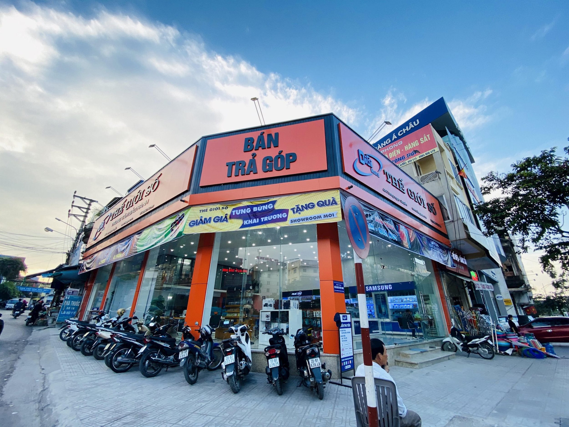 Digiworld thâu tóm 73% vốn chuỗi cầm đồ Vietmoney và sắp "nhảy vào" mảng bán laptop, iPhone cũ