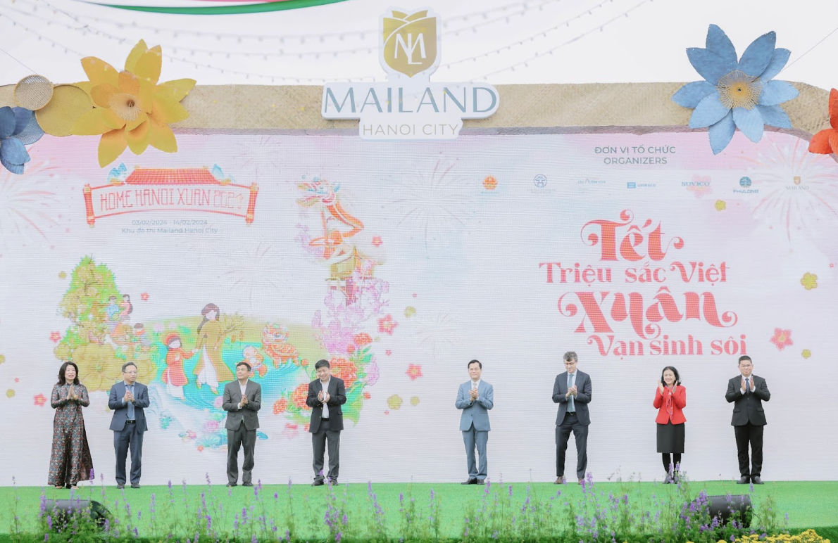 Lãnh đạo các đơn vị thực hiện nghi thức khai mạc đường hoa Home Hanoi Xuan 2024. Ảnh: Quang Anh