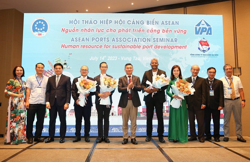5-tcsg-dong-vai-tro-quan-trong-tai-cac-hiep-hoi-trong-nuoc-va-quoc-te-3360-2157.jpg