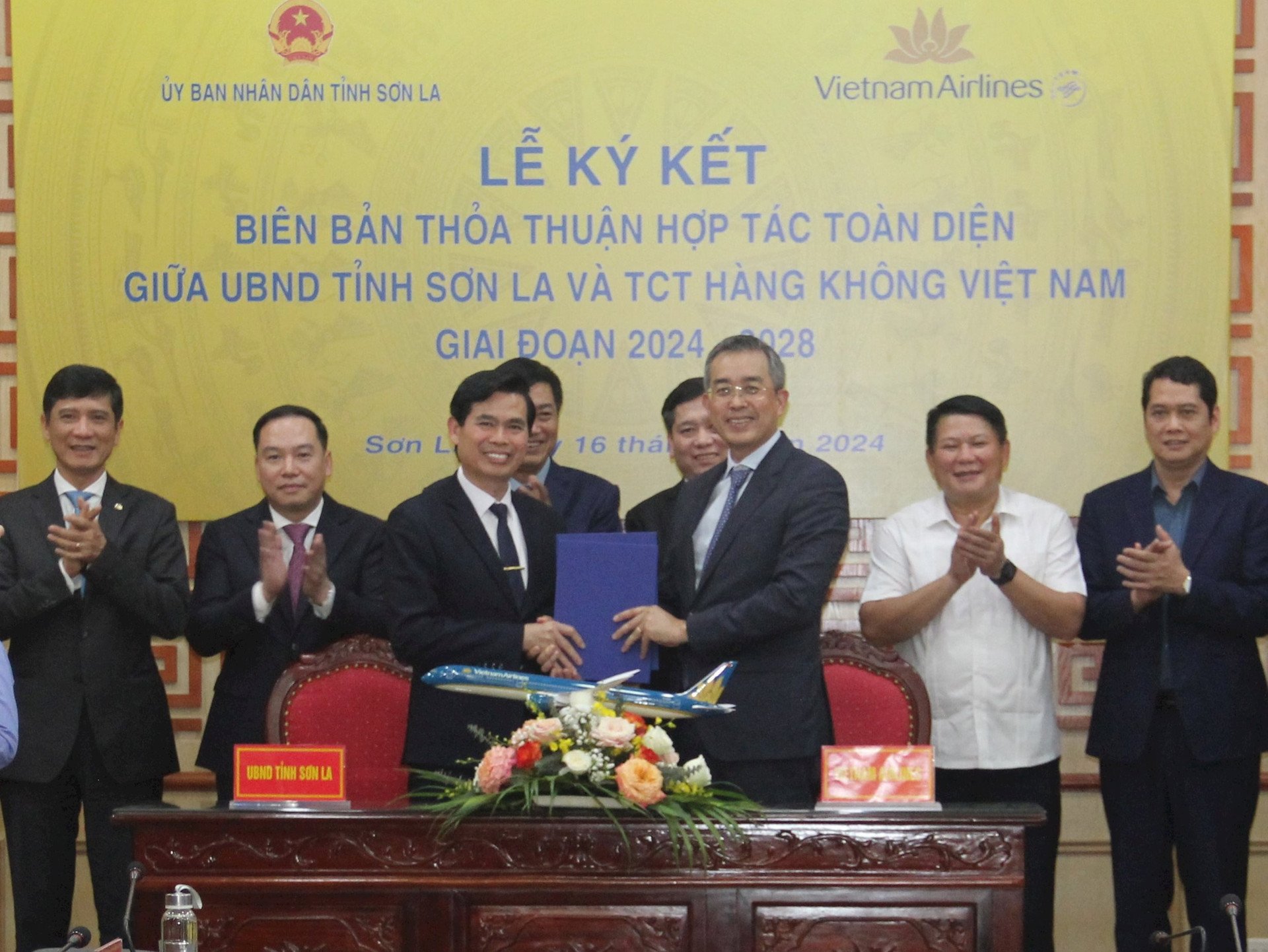 1-ong-hoang-quoc-khanh-chu-tich-ubnd-tinh-son-la-bia-trai-va-ong-dang-ngoc-hoa-chu-tich-hdqt-vietnam-airlines-bia-phai-trao-thoa-thuan-hop-tac-6419.jpg