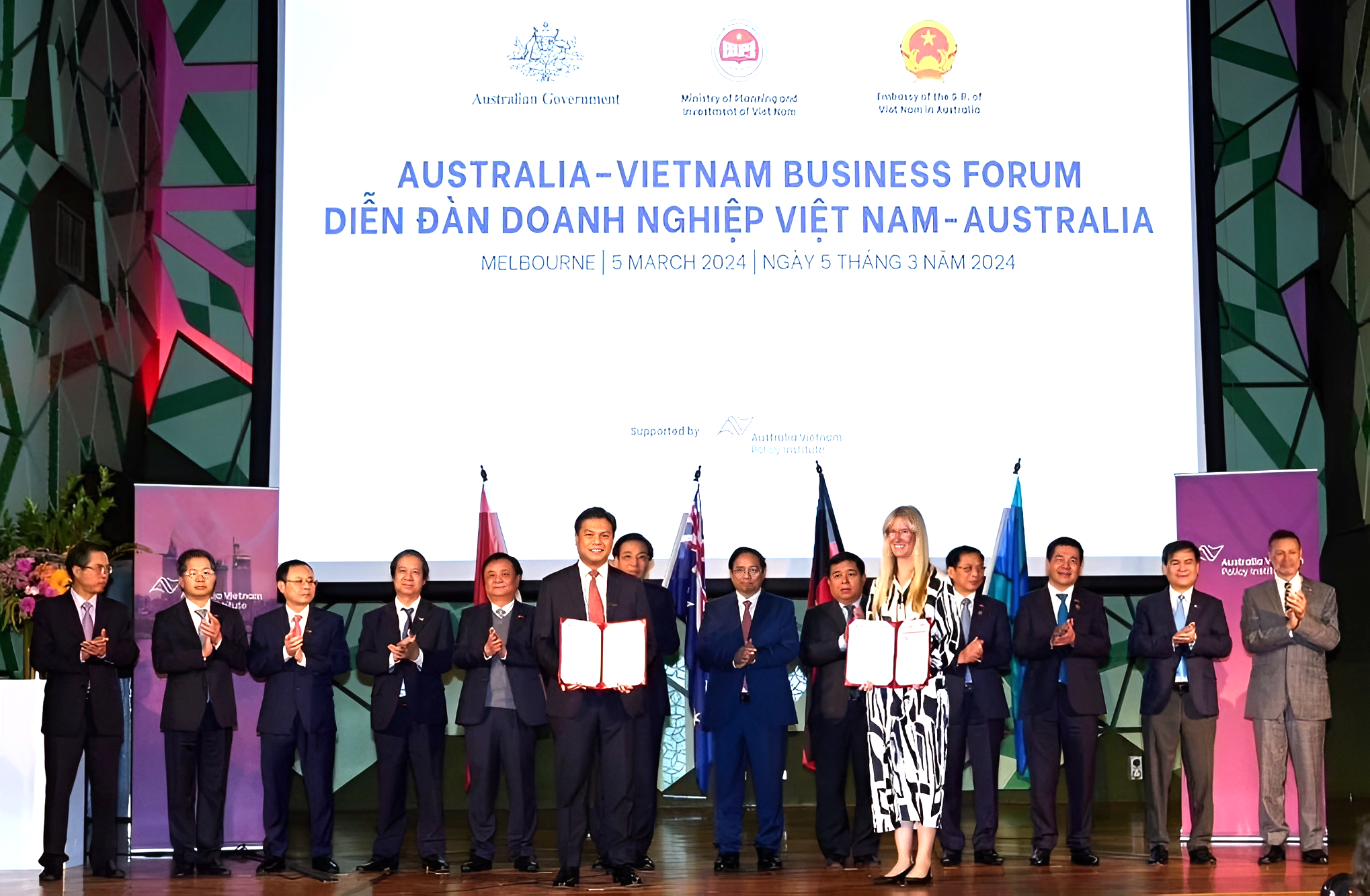 Ông Đinh Quốc Lâm - Chủ tịch HĐQT EVNGENCO3 và đại diện CORIO GENERATION trao Biên bản ghi nhớ về việc hợp tác phát triển các dự án điện gió ngoài khơi tại Việt Nam.