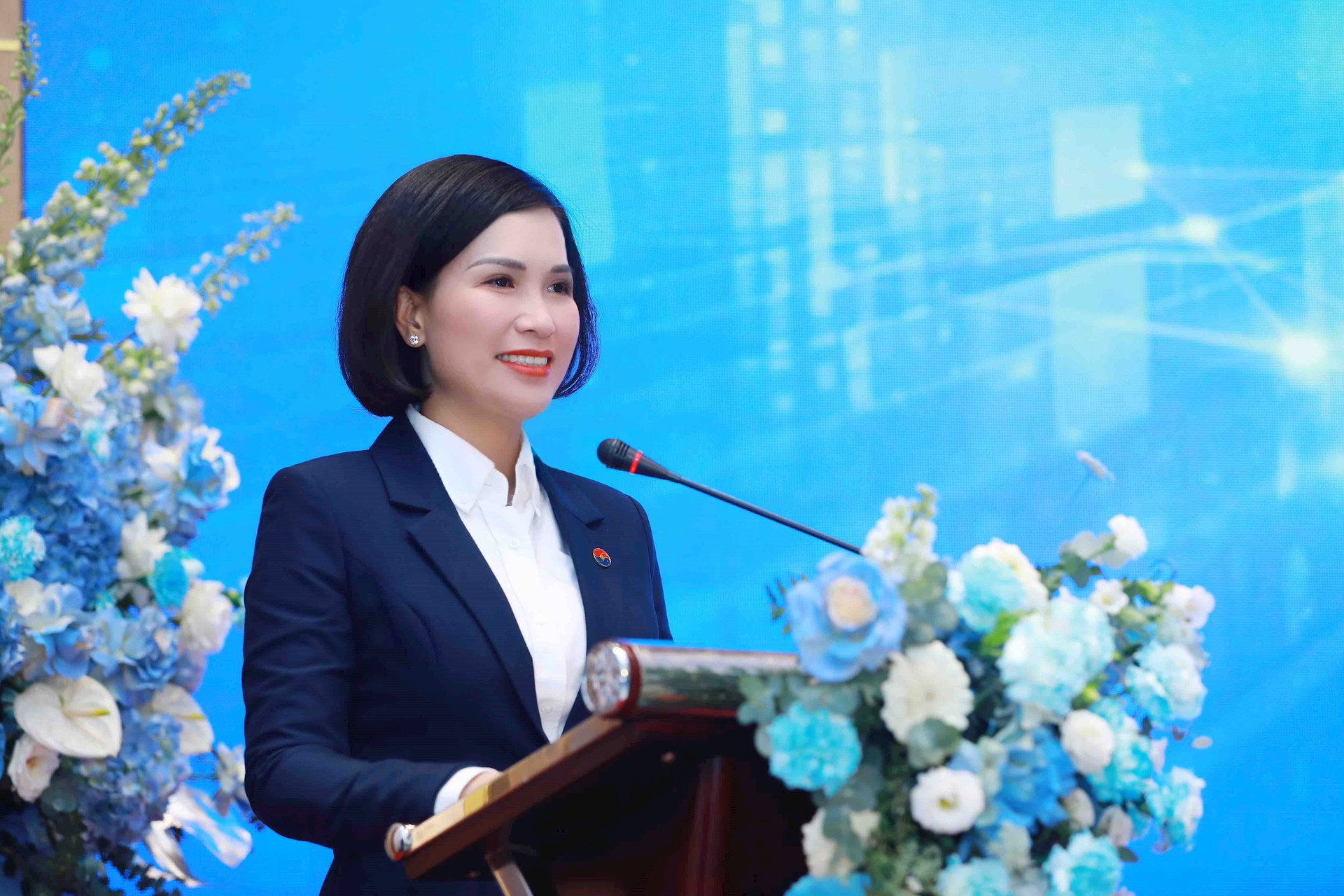 ba-bui-thi-thanh-huong-chu-tich-hdqt-ncb-6183.jpeg