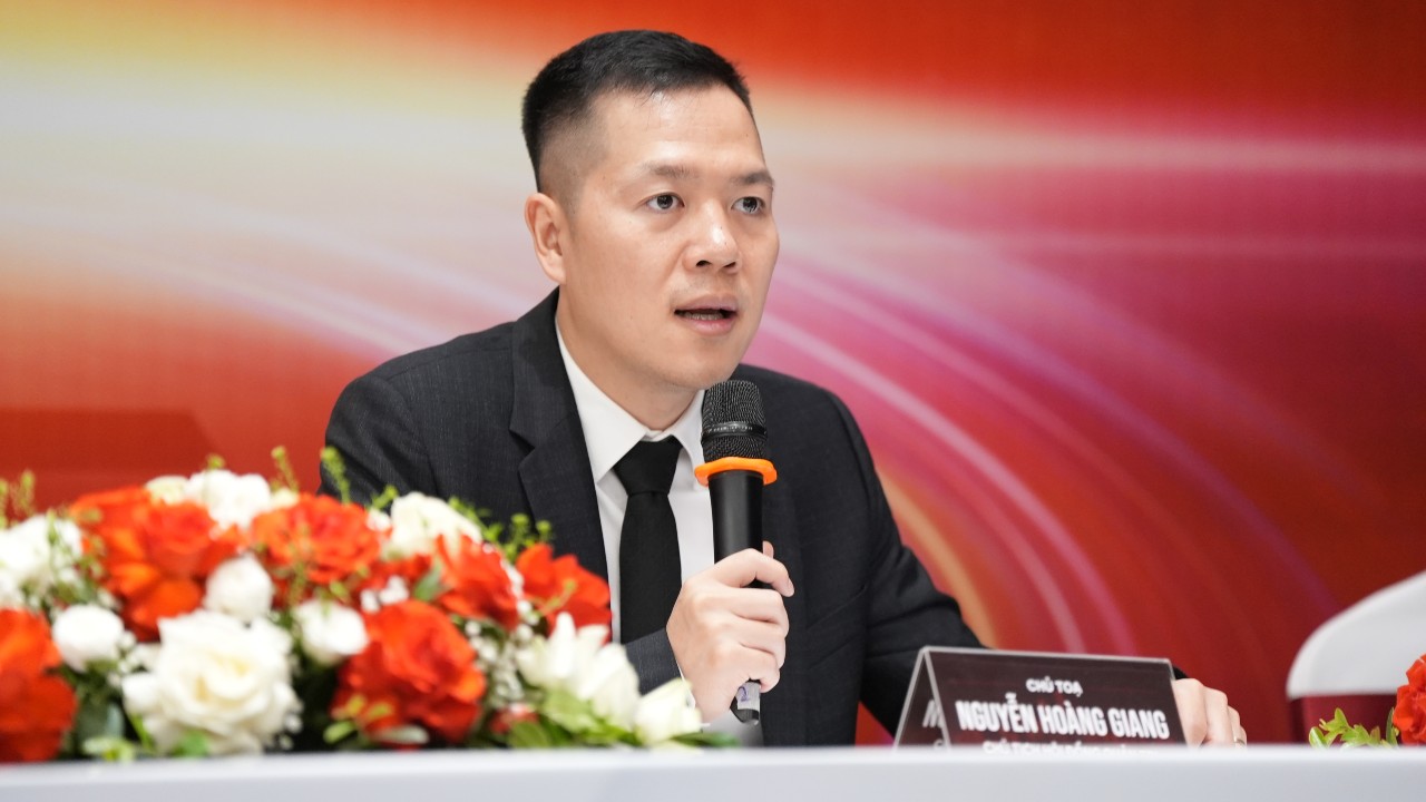 ong-nguyen-hoang-giang-chu-tich-dnse-phat-bieu-tai-dh-8216-5973-2058.jpg