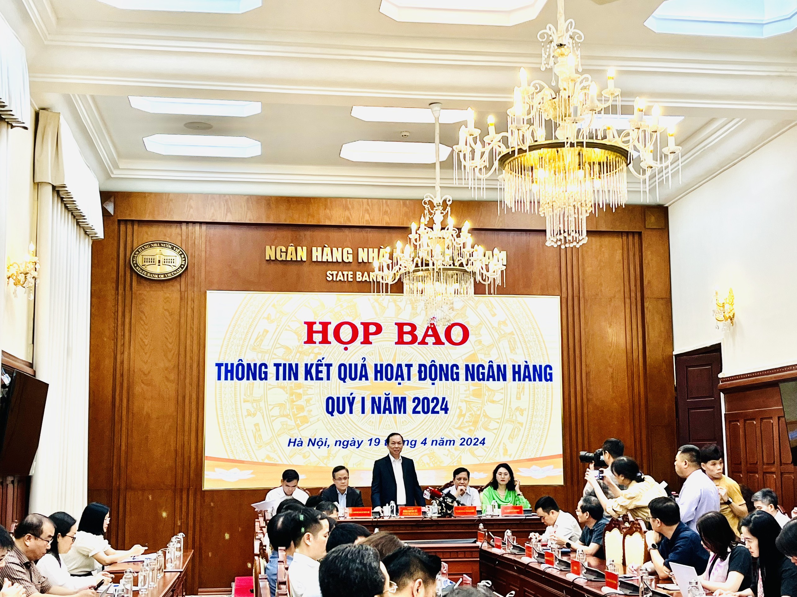 Các lãnh đạo NHNN tại buổi họp báo sáng 19/4. Ảnh: N.Nga