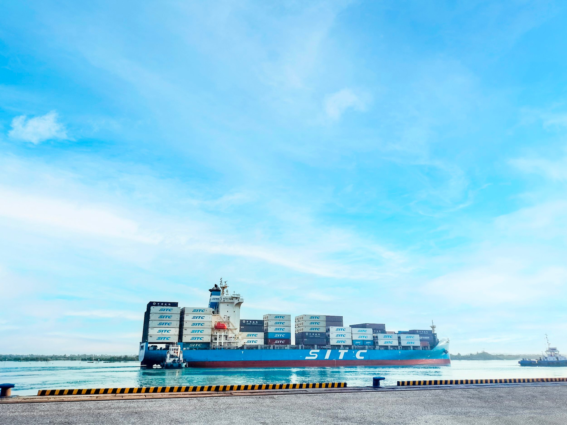 4-cang-chu-lai-dang-lien-ket-voi-cac-hang-tau-quoc-te-on-dinh-gia-cuoc-van-chuyen-gia-tang-ket-noi-voi-tan-suat-4-chuyen-tren-1-tuan-9617.jpg