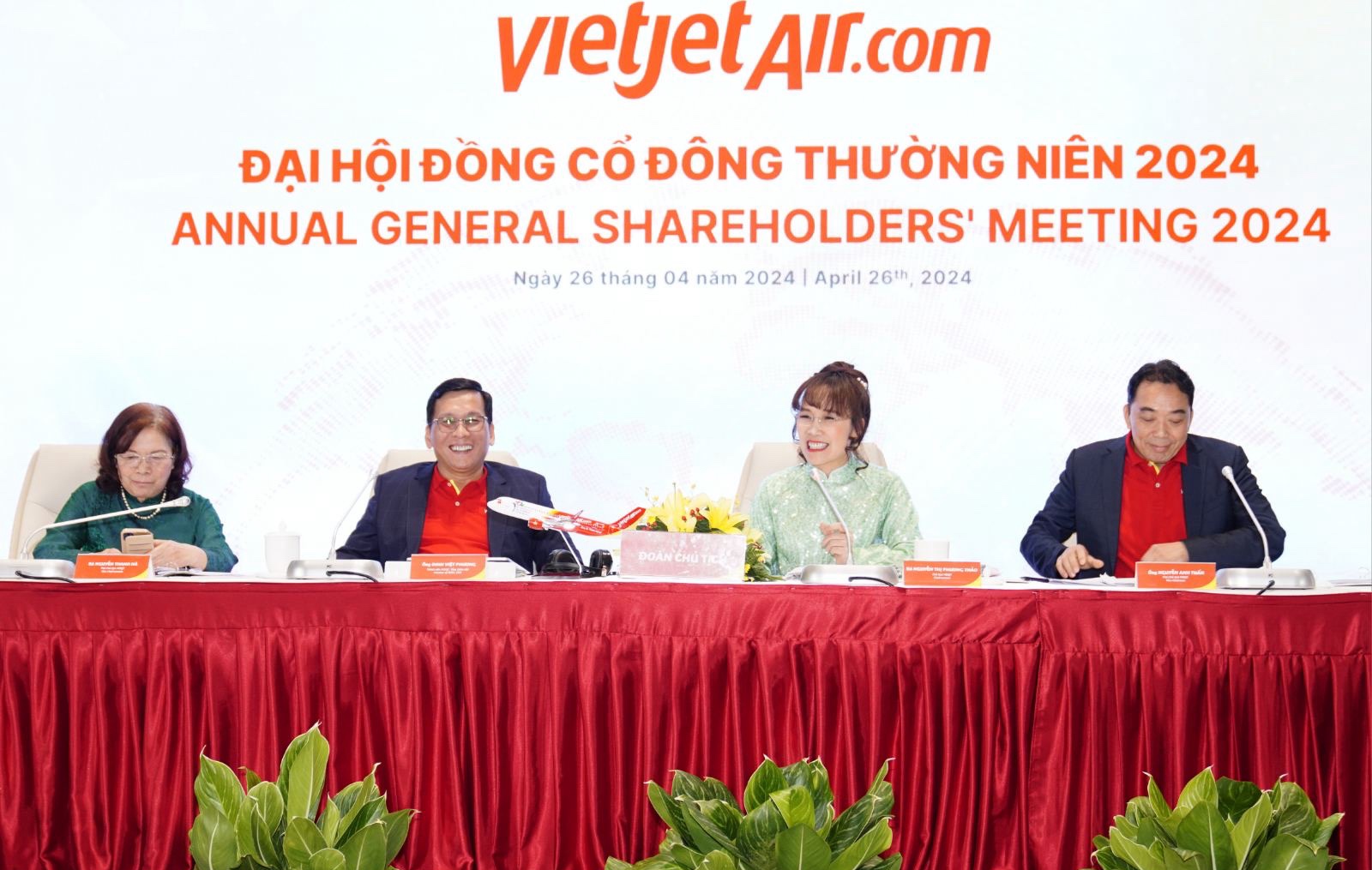 Đoàn chủ tịch Đại hội cổ đông Vietjet (ảnh: N.Q)