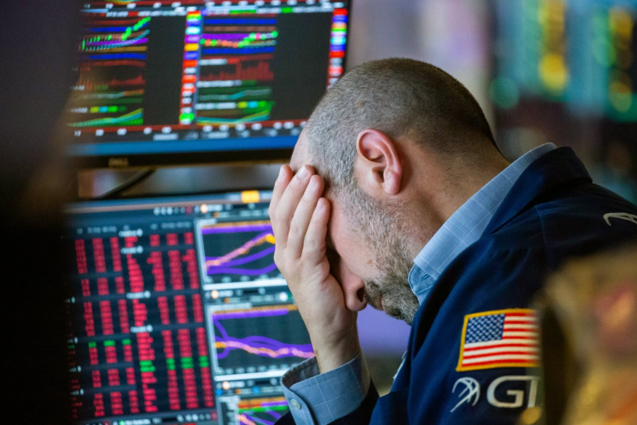 Thị trường chứng khoán chìm trong sắc đỏ, Dow Jones giảm tới 570 điểm, khi Phố Wall chờ đợi quyết định lãi suất của FED