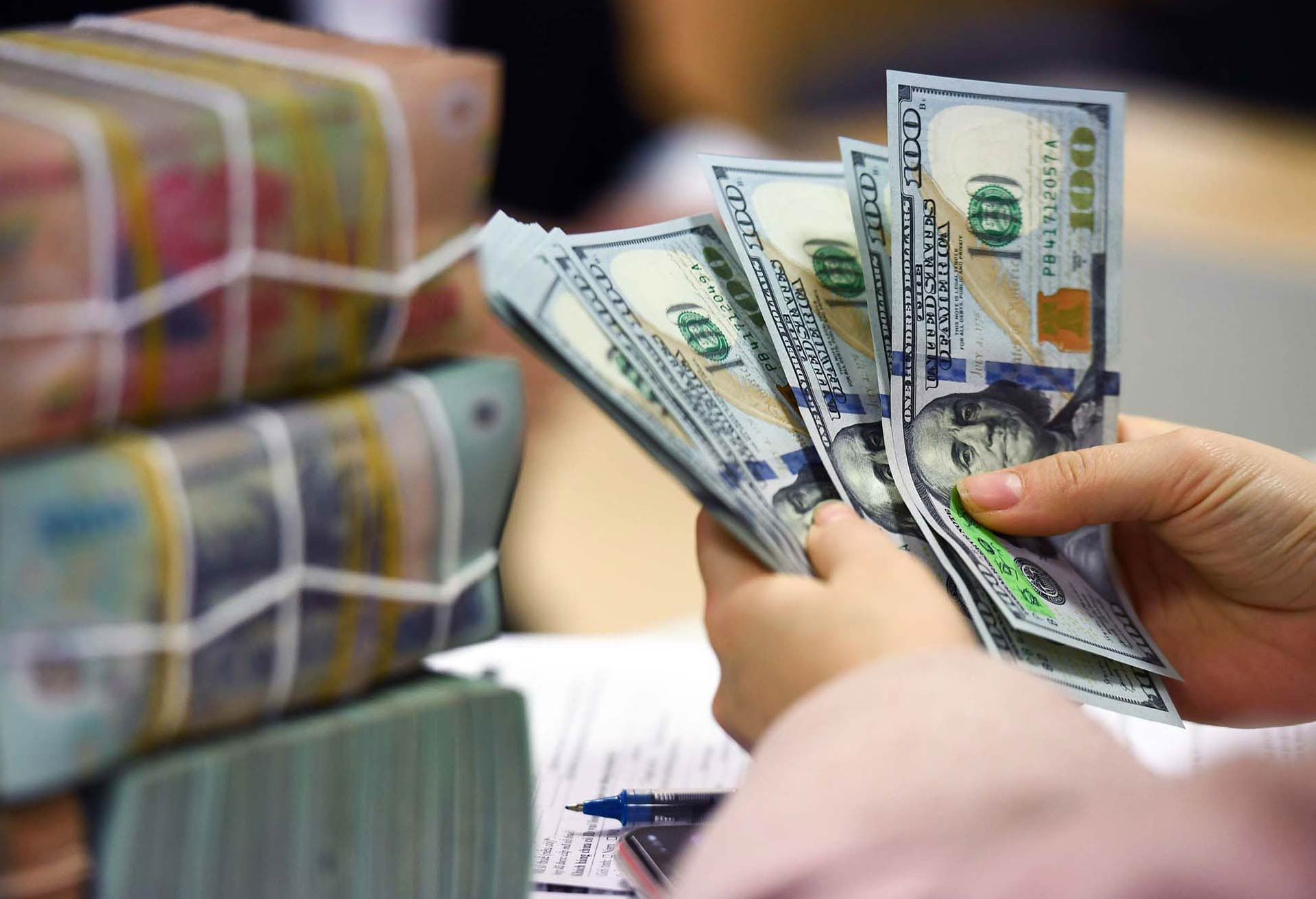 “Ghìm cương” tỷ giá, lãi suất liên ngân hàng có thể duy trì ở mức cao