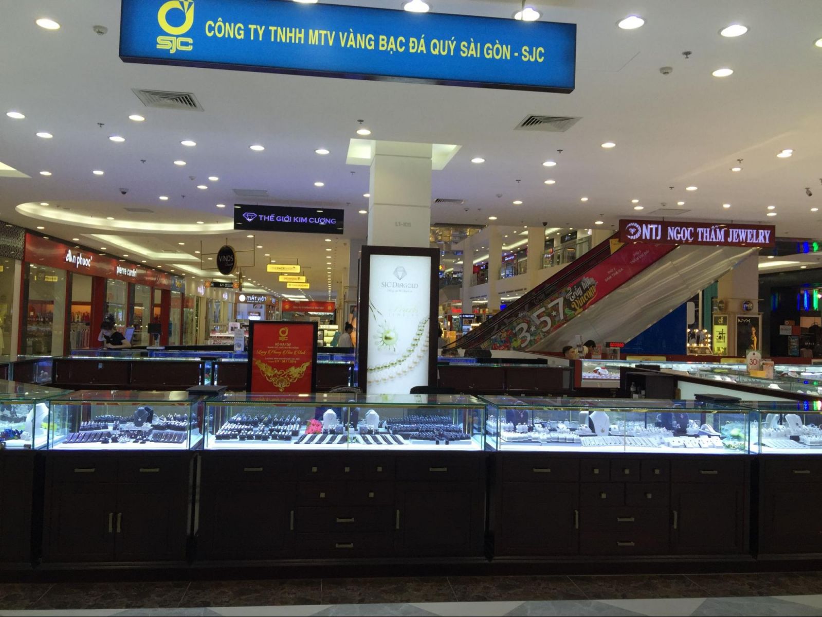 Giá vàng liên tục vượt đỉnh, SJC đang kinh doanh ra sao?