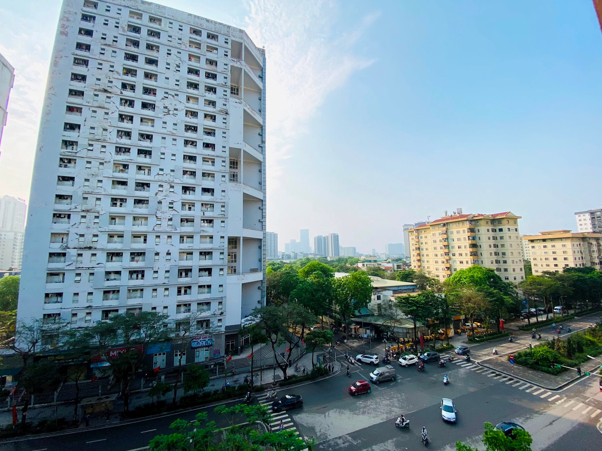 Trên thực tế nhà ở riêng lẻ và chung cư trong khu vực trung tâm đều không còn nguồn hàng. (Ảnh: MarketTimes).