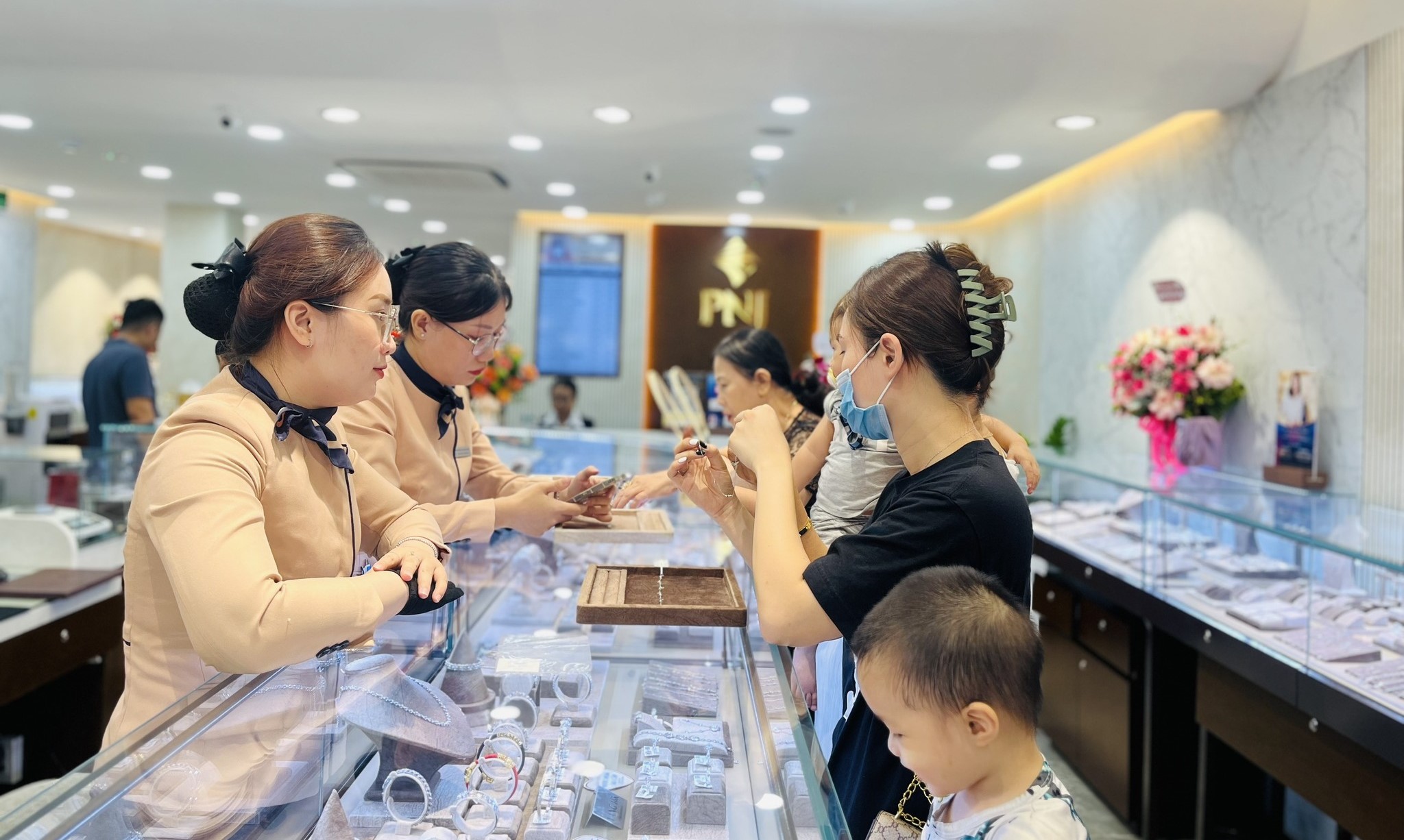 Doanh thu bán vàng tăng mạnh, PNJ báo lãi 4 tháng đạt 915 tỷ đồng