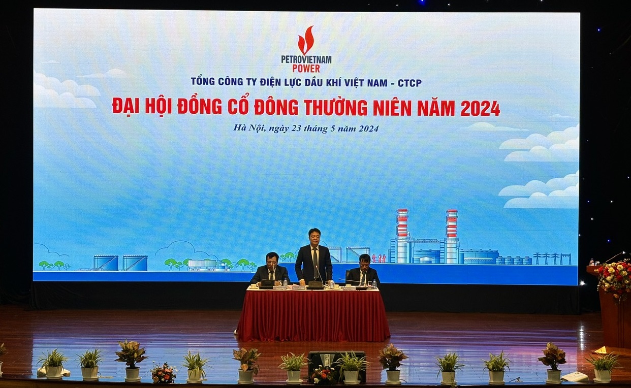 Ông Hoàng Văn Quang, Chủ tịch HĐQT PV Power trả lời câu hỏi của cổ đông