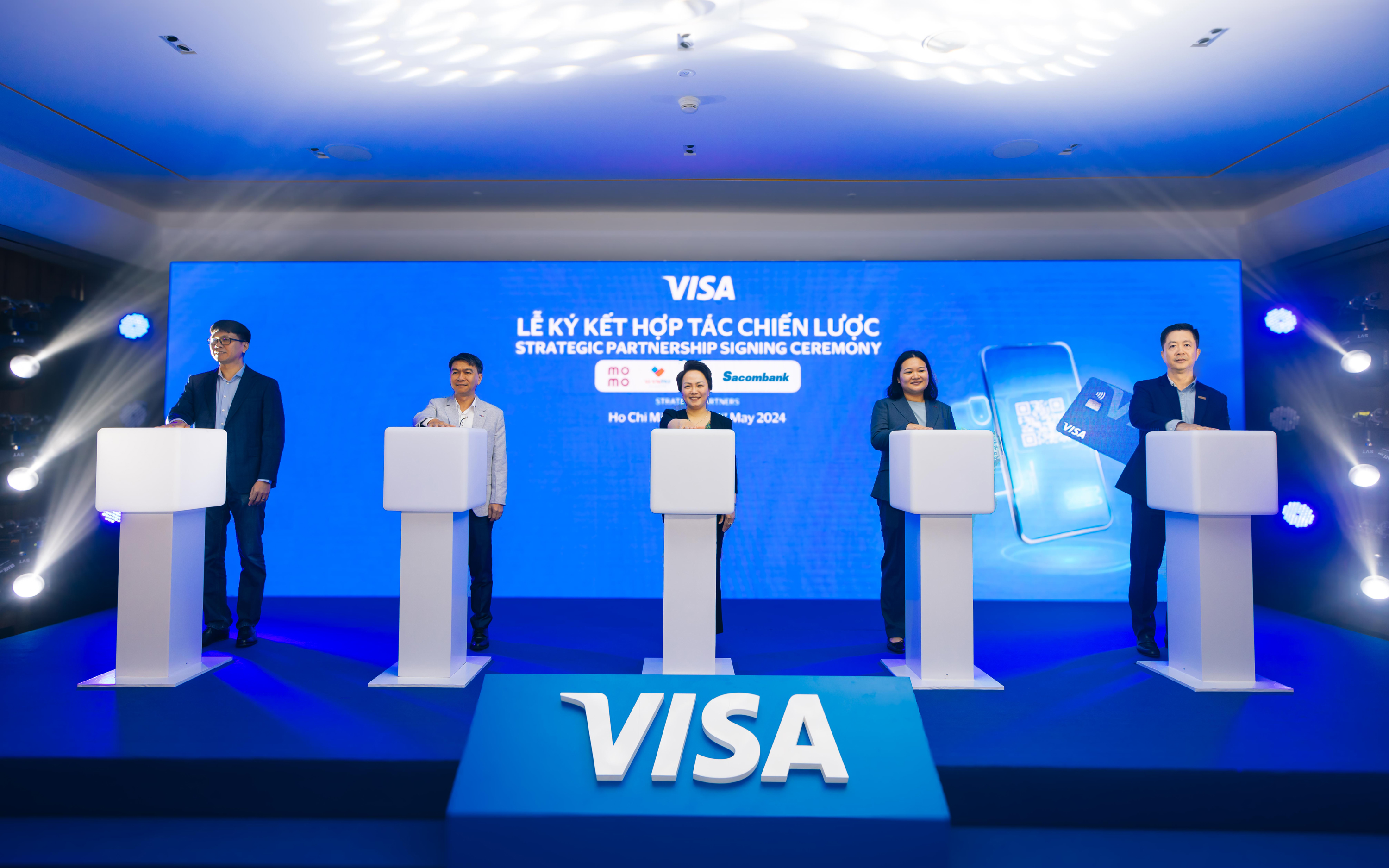 Ông Nguyễn Minh Tâm - Phó Tổng giám đốc Sacombank (bìa phải) tham gia lễ ký kết với Visa và đại diện 3 ví điện tử