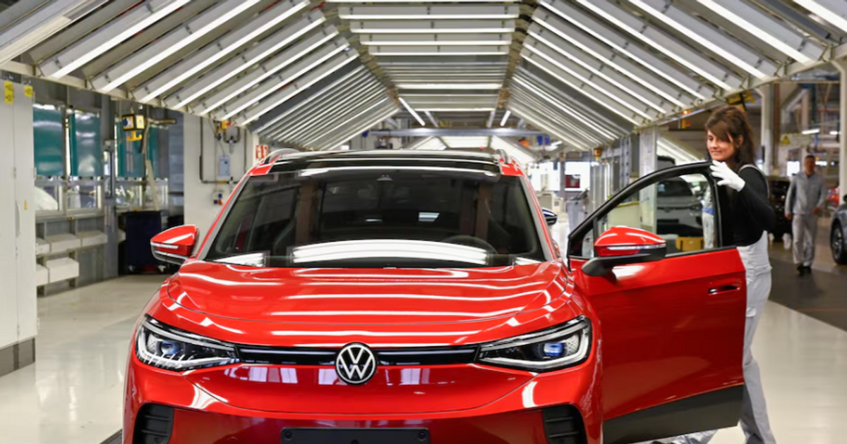 Nhà sản xuất ô tô lớn nhất châu Âu tuyên bố phát triển xe điện giá rẻ để cạnh tranh với Trung Quốc