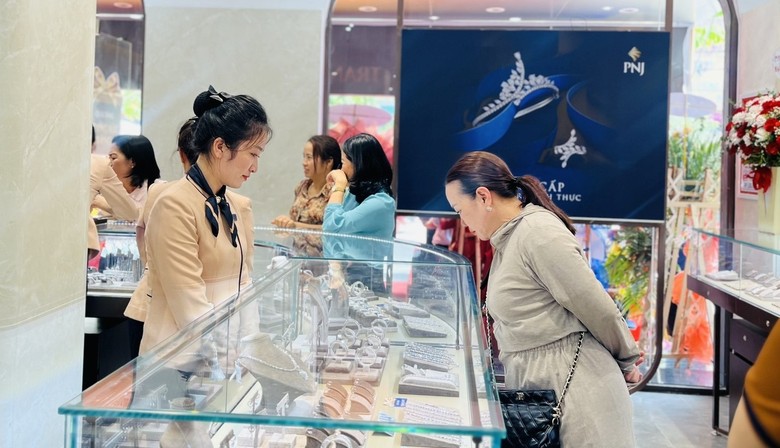 Doanh thu bán vàng miếng tăng gần gấp đôi, PNJ báo lãi 5 tháng vượt 1.000 tỷ đồng