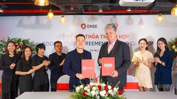 ong-nguyen-hoang-giang-chu-tich-hdqt-dnse-ben-trai-va-ong-petri-deryng-nha-sang-lap-pyn-elite-fund-ben-phai-ky-thoa-thuan-hop-tac-138320240115170444.jpg?rt=20240115170445