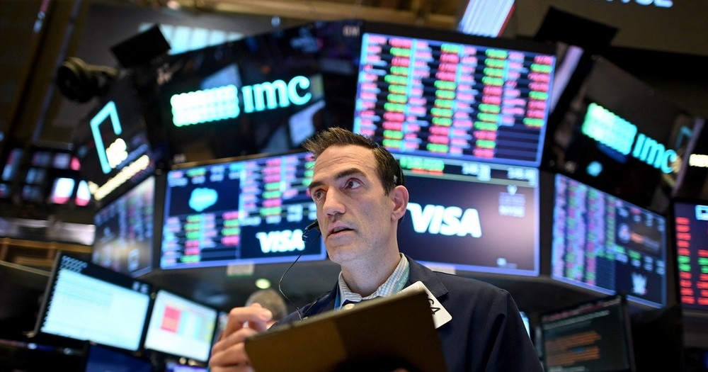 Giao dịch viên tại sàn chứng khoán New York, Mỹ. (Ảnh: AFP/TTXVN)