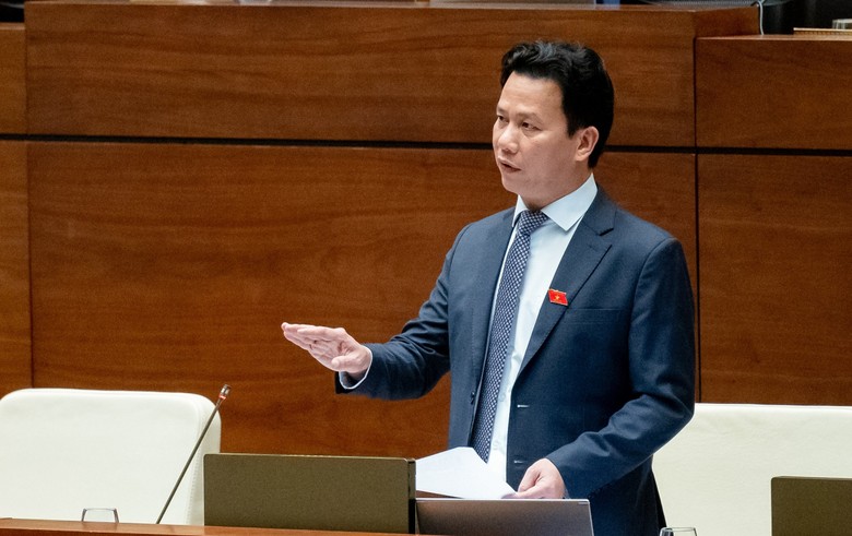 Bộ trưởng Bộ Tài nguyên và Môi trường Đặng Quốc Khánh trả lời chất vấn của đại biểu Quốc hội - Ảnh: Quốc hội