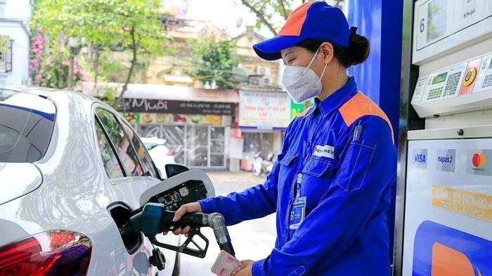 Giá xăng RON 95 xuống còn 21.900 đồng/lít