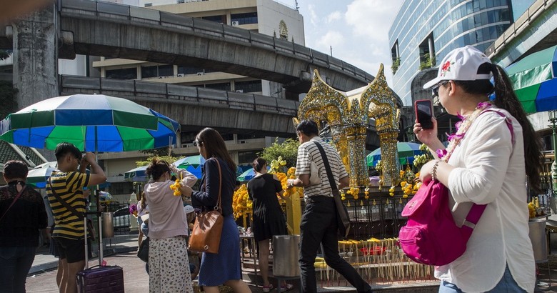 Khách du lịch tham quan đền Erawan ở thủ đô Bangkok, Thái Lan. (Ảnh: AFP/TTXVN)