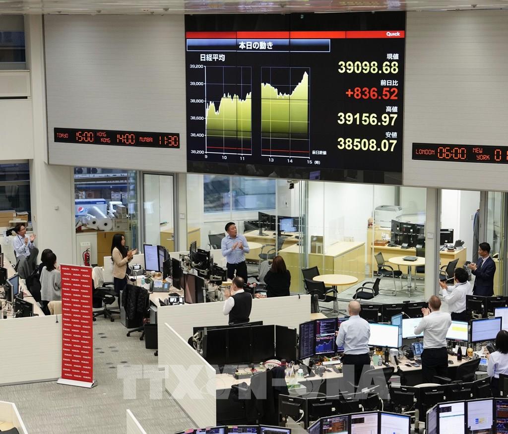 141343-chung-khoan-nhat-ban-chi-so-nikkei-cham-muc-cao-ky-luc.jpg