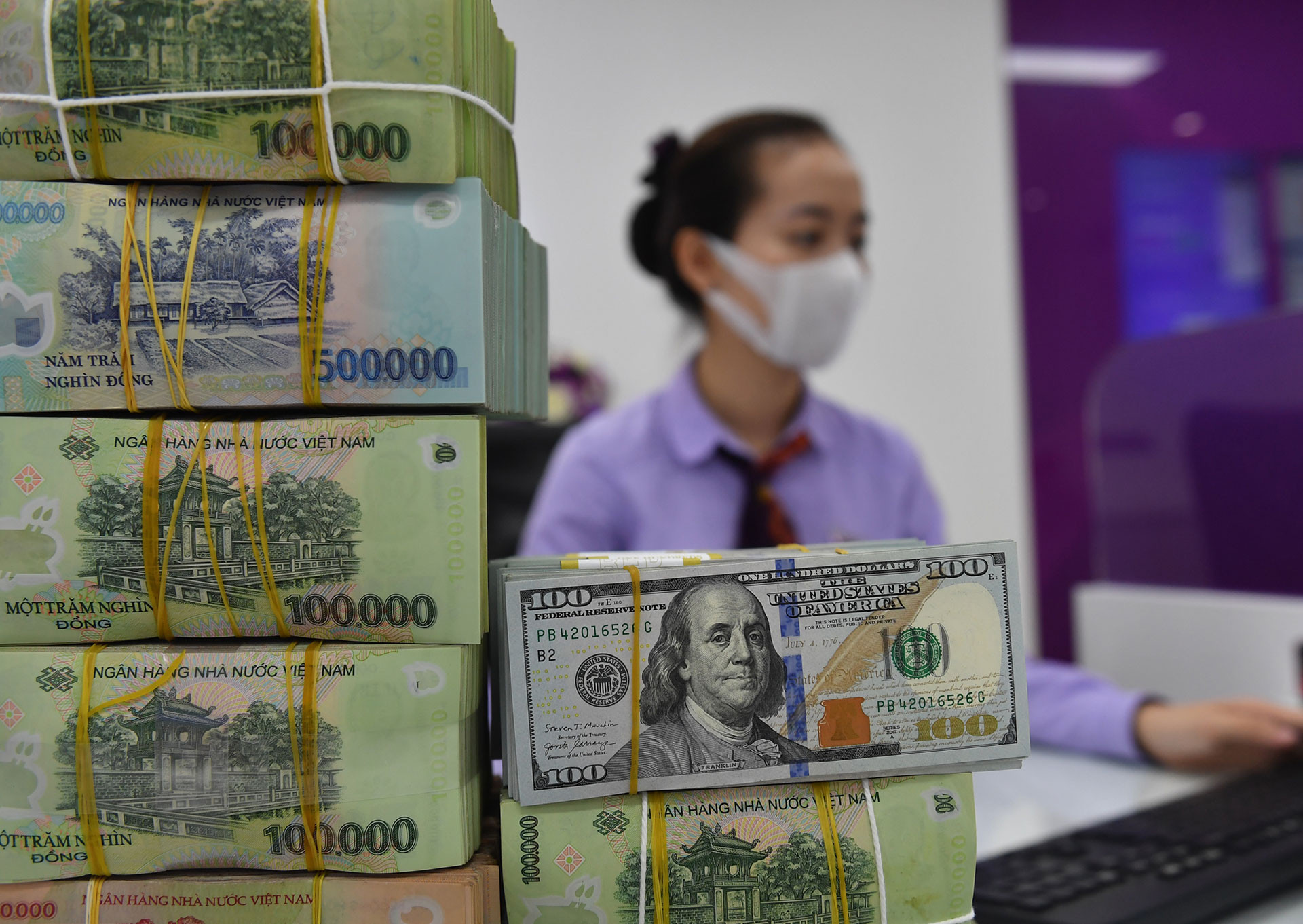 Tỷ giá trung tâm giảm, giá USD ngân hàng tăng kịch trần