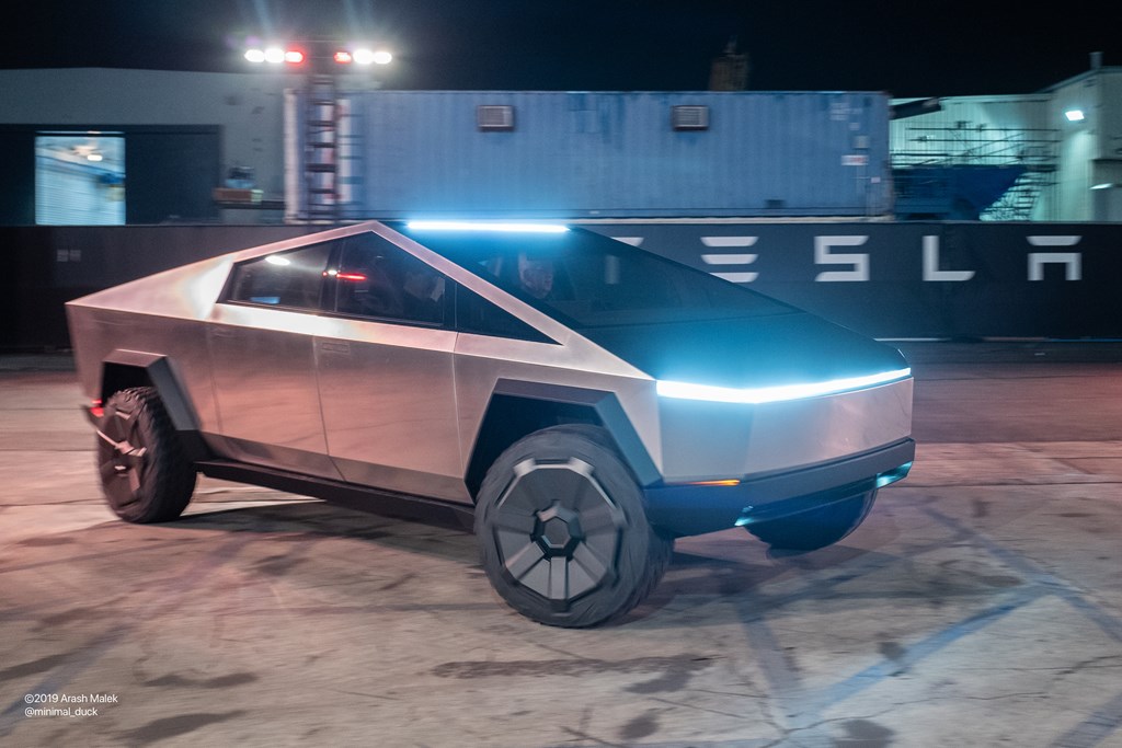 tesla-cybertruck-driving-logo-20230716145659.jpeg