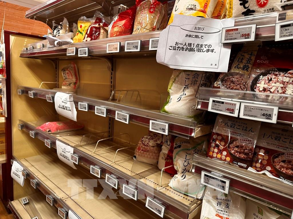 184753-nhat-ban-tinh-trang-het-gao-xay-ra-tai-nhieu-cua-hang-sieu-thi-o-thu-do-tokyo.jpg