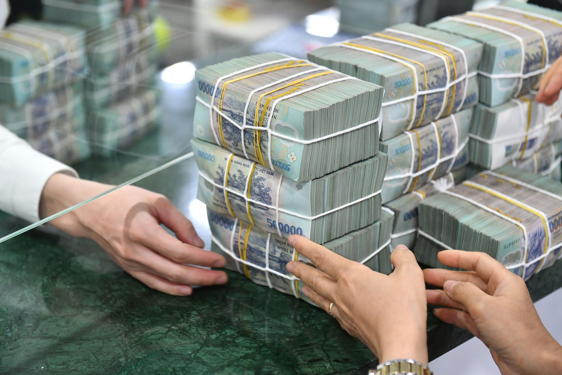 Ngân hàng Nhà nước “bơm” thanh khoản, lãi suất liên ngân hàng “hạ nhiệt”