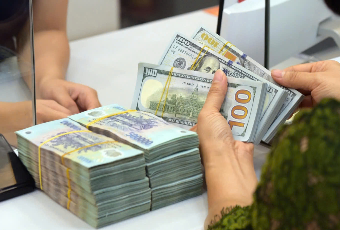 Giá USD tại ngân hàng đảo chiều tăng mạnh
