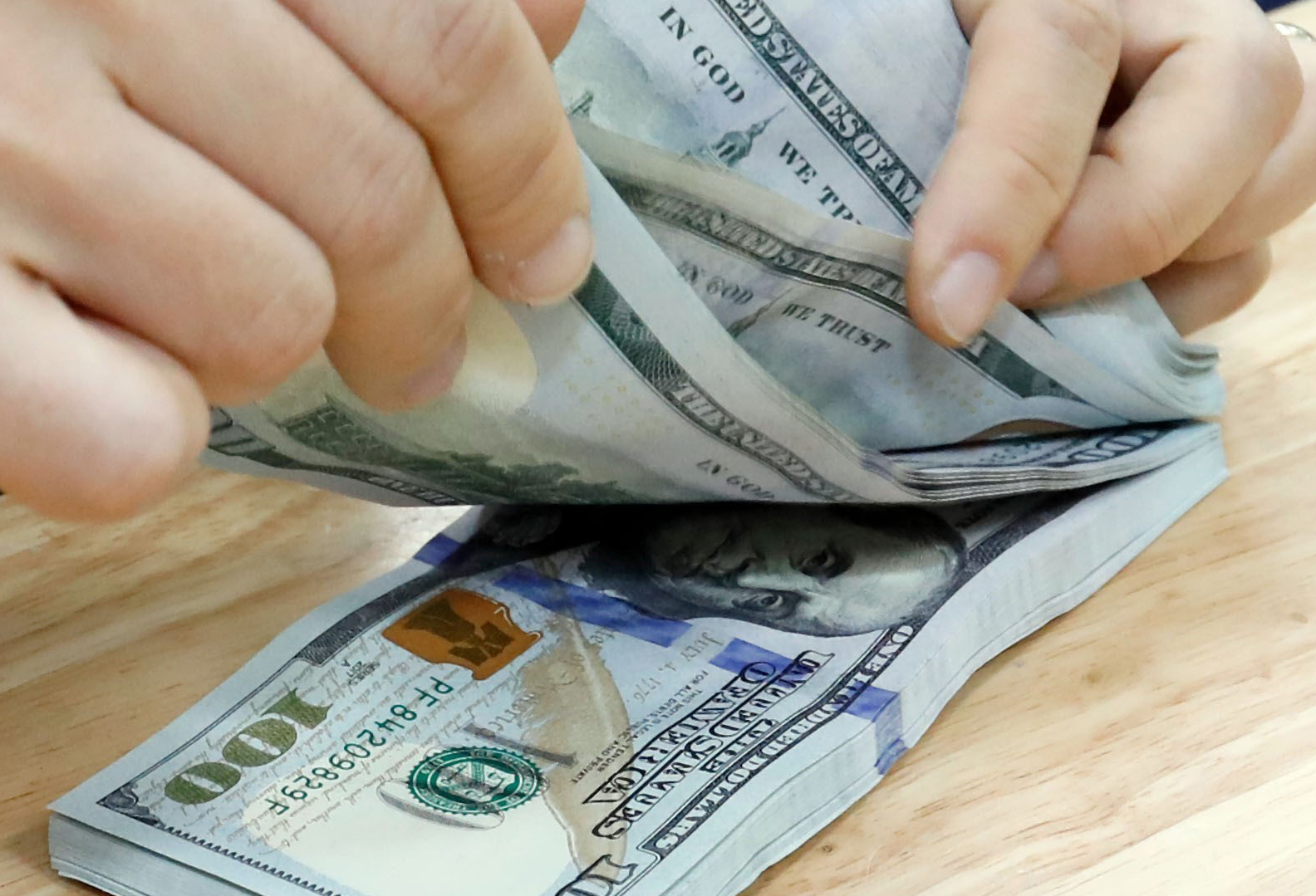 Ngân hàng giảm mạnh giá mua USD, vàng miếng SJC tăng trở lại