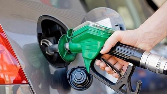 Giá xăng RON 95-III tăng 40 đồng/lít, dầu diesel tăng 380 đồng/lít