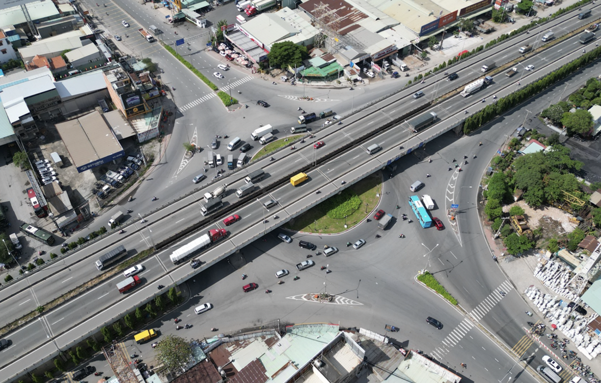 Quốc lộ 13 trở mình