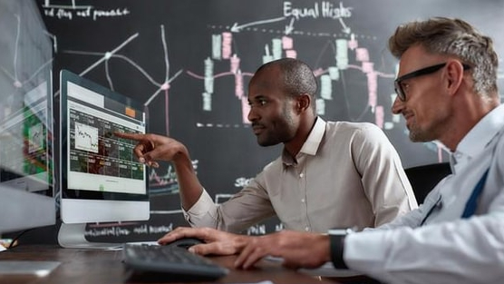 Khối ngoại tiếp đà bán ròng gần 1.000 tỷ đồng trong phiên VN-Index bứt phá,  