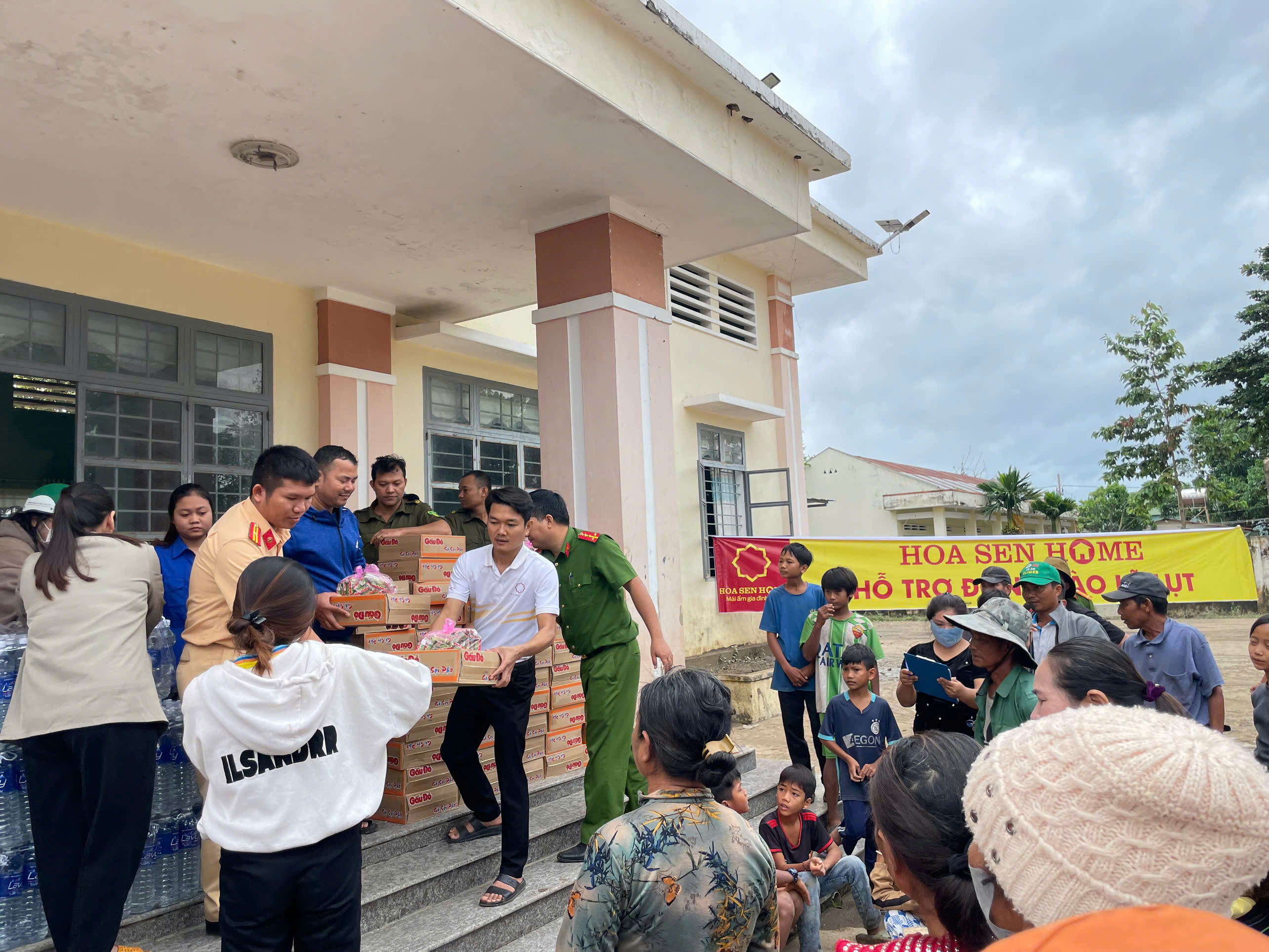 Hướng về miền Trung, Hoa Sen Home và Nhựa Hoa Sen đã triển khai cứu trợ nhu yếu phẩm cho bà con xuyên đêm