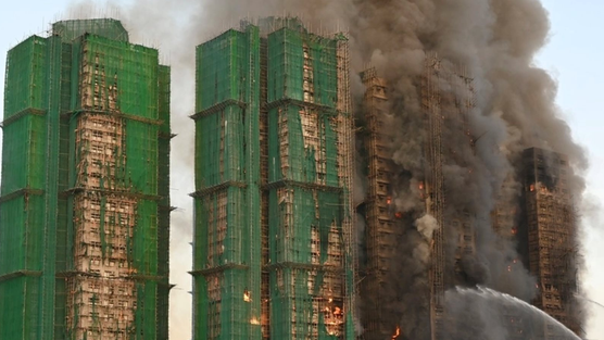 Nóng: Biển lửa 'nuốt chửng' 8 toà nhà thuộc 1 cụm chung cư nổi tiếng, 13 người thiệt mạng