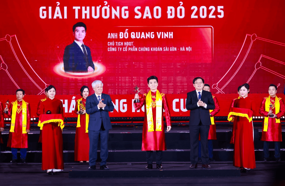 Ông Đỗ Quang Vinh, Chủ tịch SHS, Phó chủ tịch SHB được vinh danh TOP 10 doanh nhân xuất sắc nhất Giải thưởng Sao Đỏ 2025