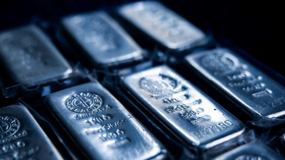 Bạc lập kỷ lục rồi rơi tự do, chuyên gia dự báo giá sẽ chạm mức 3 chữ số vào năm 2026