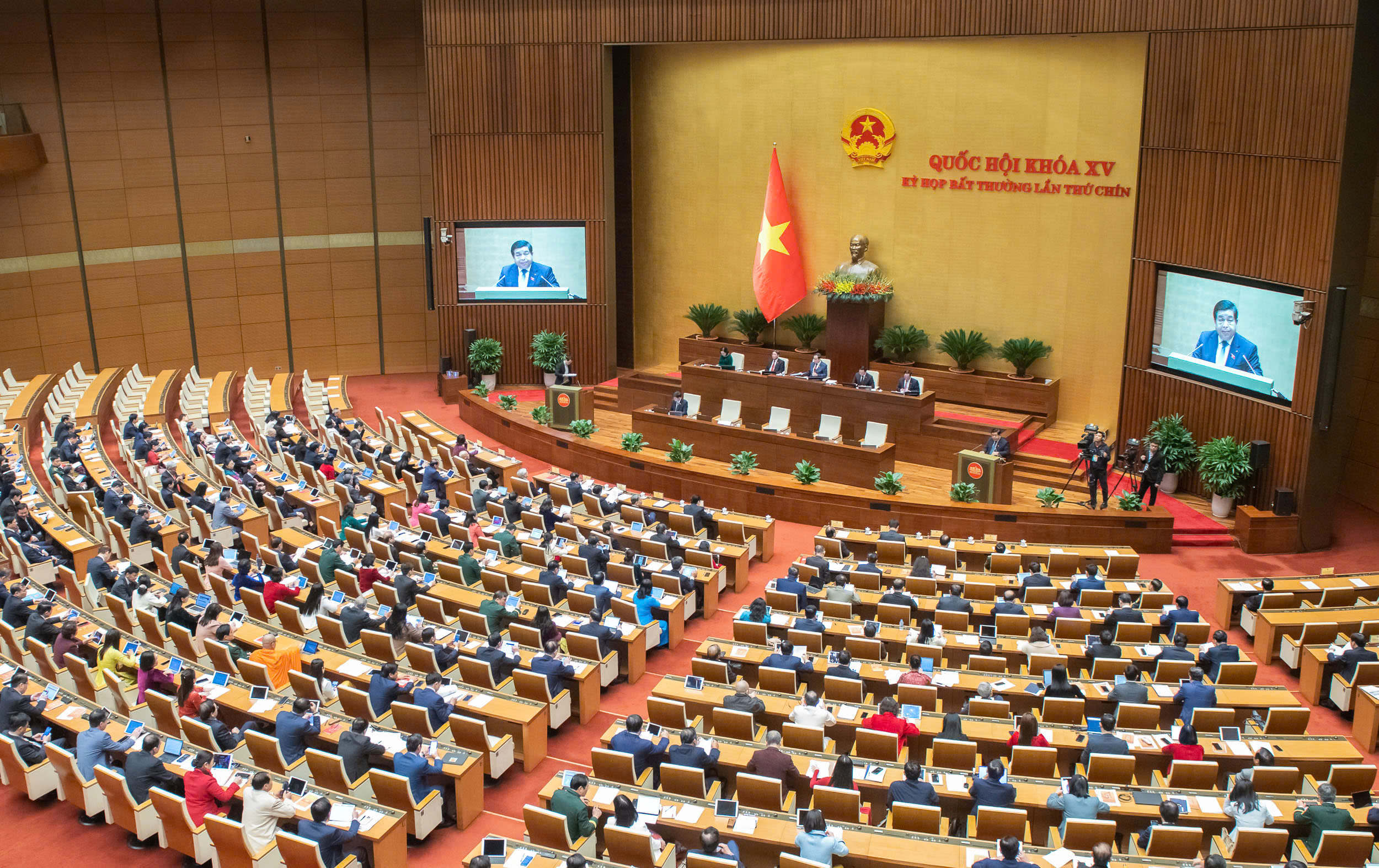 Trình Quốc hội điều chỉnh mục tiêu GDP năm 2025 đạt 8% trở lên, tăng bội chi và nới nợ công nếu cần thiết