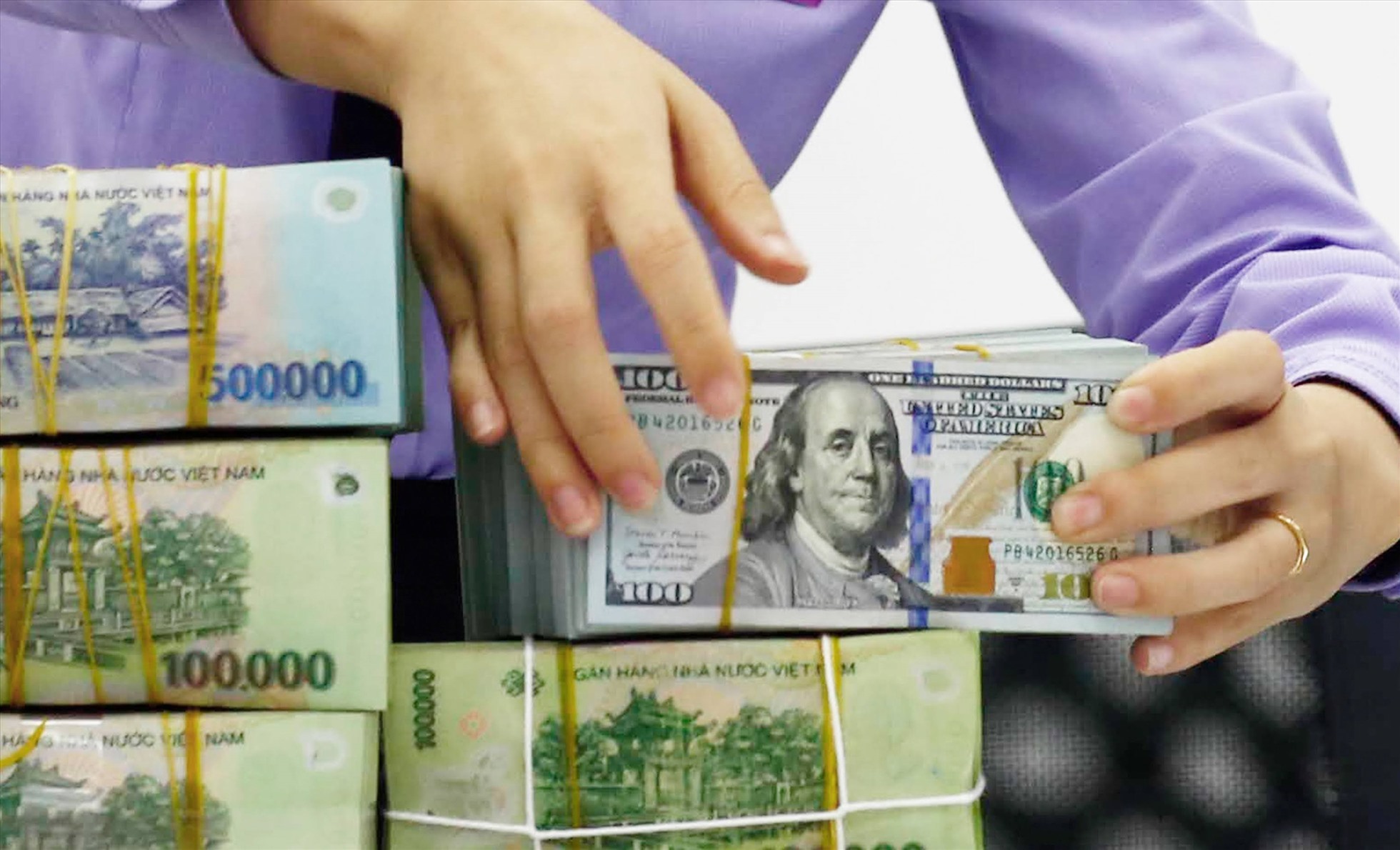 Tỷ giá và lãi suất giảm mạnh trên liên ngân hàng